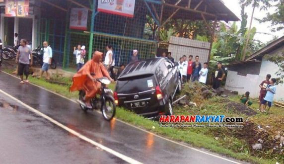 Di Ciamis Akibat Sopir Ugal Ugalan Mobil Avanza Terperosok Ke Parit