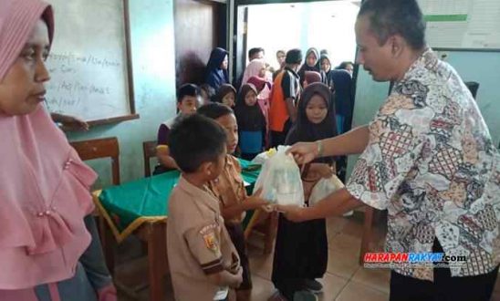 Sekolah Di Ciamis Ini Bagikan Sembako Ke Siswa Kurang Mampu