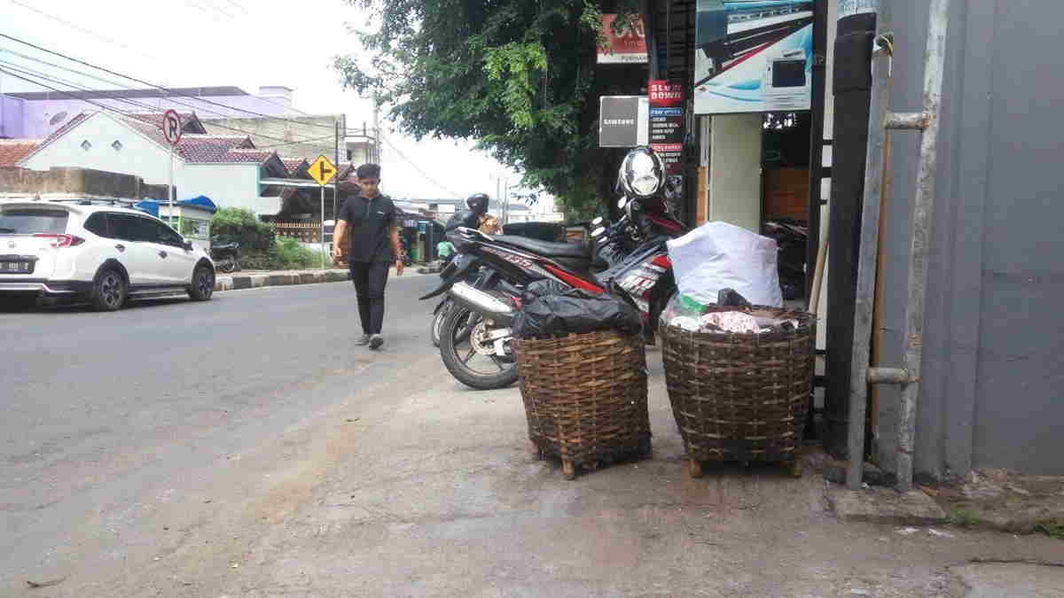 Warga Keluhkan Sampah Menumpuk Di Jalan Perintis Kemerdekaan Kota