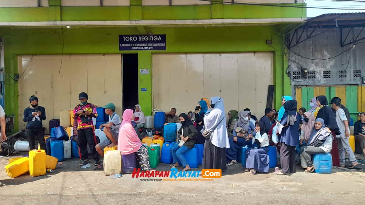 Demi Minyak Goreng Curah Warga Kota Banjar Antri Berjam Jam