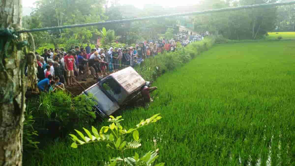 Mobil Feroza Terperosok Ke Sawah Di Rajadesa Ciamis Imbas Jalan Rusak