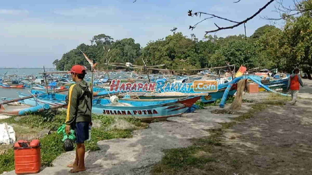 Ratusan Perahu Nelayan Pangandaran Nganggur Tak Bisa Melaut