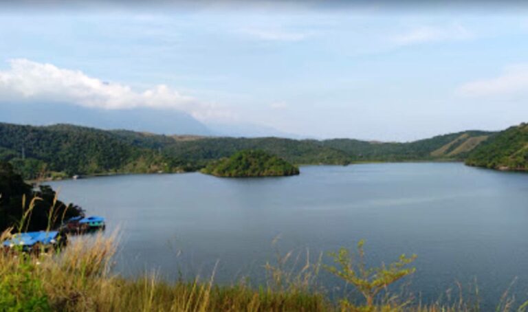 Objek Wisata Danau Sentani Jayapura Papua