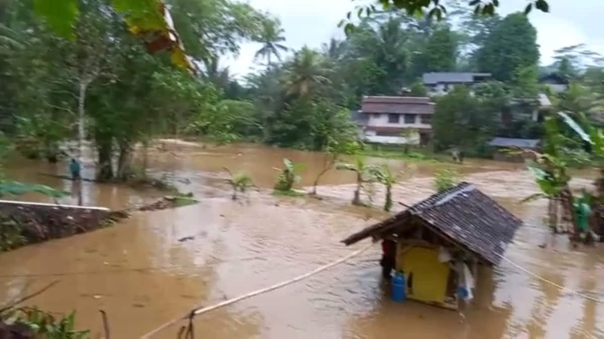 Sungai Ciseel Meluap Rendam Pemukiman Warga Cidolog Ciamis