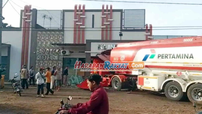 Truk Tangki Pertamina Seruduk Klinik Di Tasikmalaya