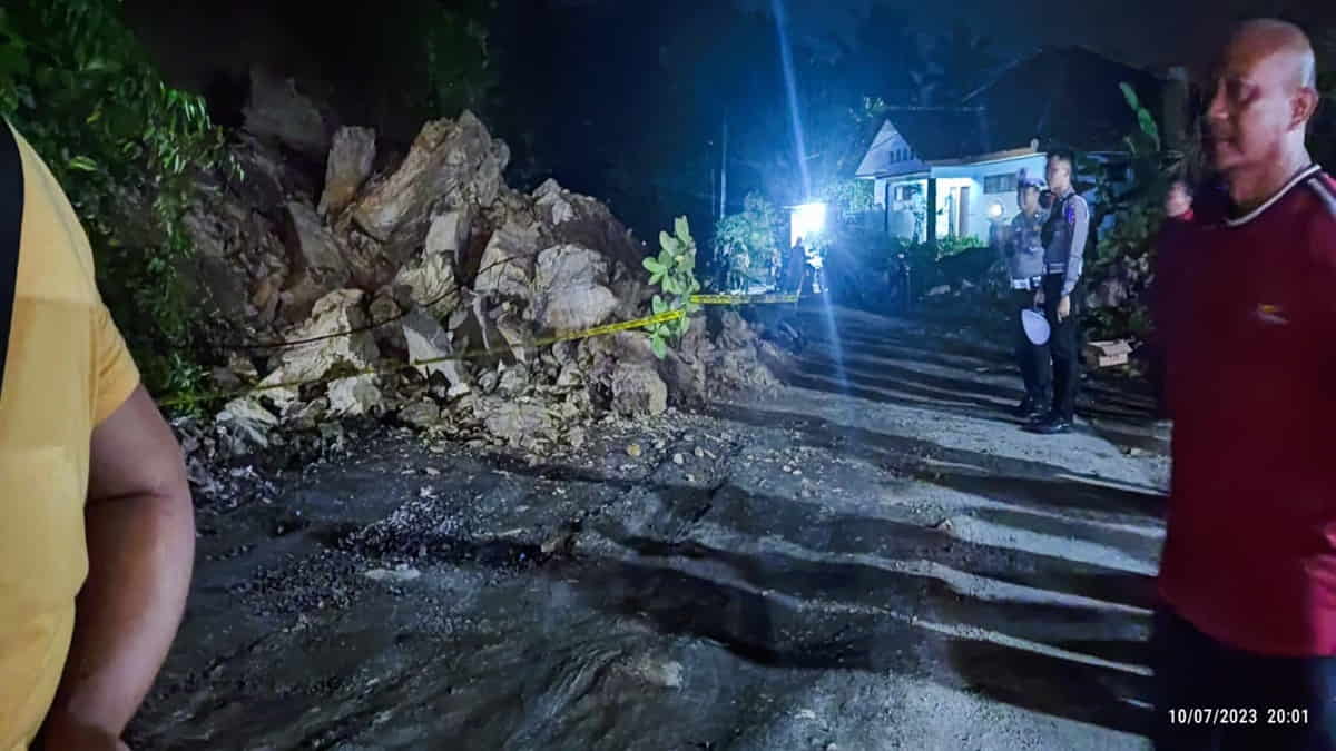 Longsor Tutup Jalan Ke Pantai Batu Hiu Pangandaran Relawan Evakuasi