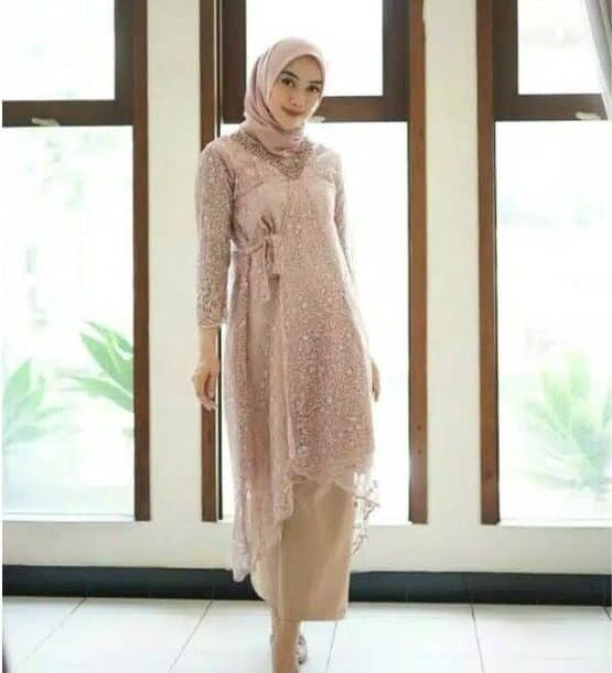 Tunik Brokat Kombinasi Satin Buat Tampilan Cantik Elegan