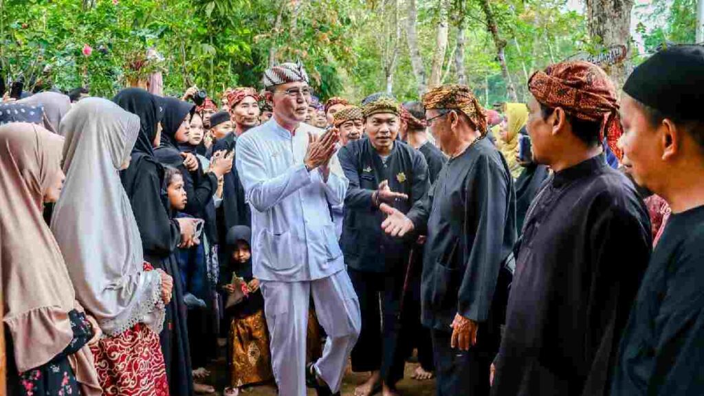 Lestarikan Warisan Budaya Bupati Ciamis Ikuti Tradisi Merlawu Di Situs