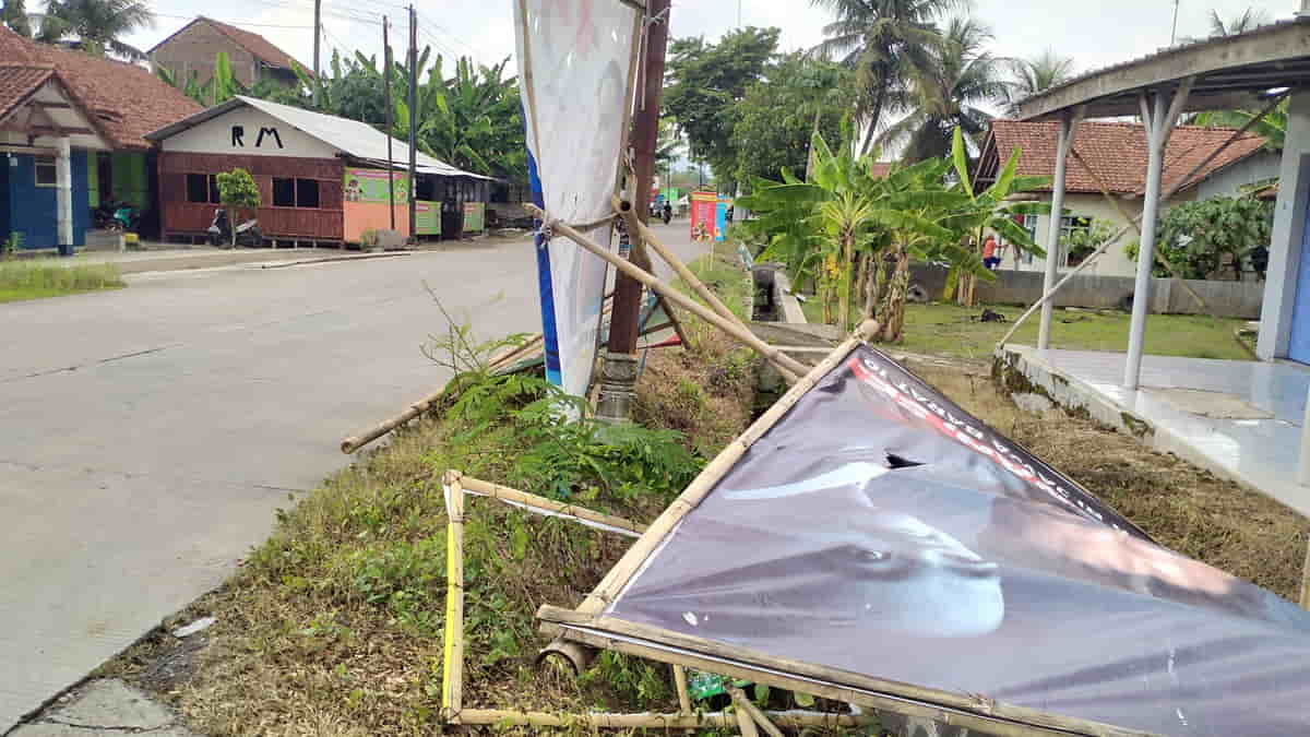 Belasan APK Bertumbangan Di Tepi Jalan Kota Banjar Kapan Ada Penertiban