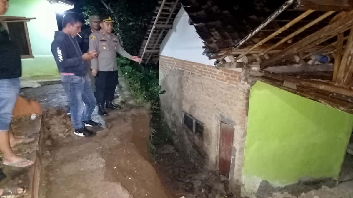 Jalan Amblas Timpa Rumah Di Garut Penghuninya Panik