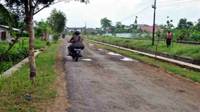 Jalan Gotong Royong Rusak