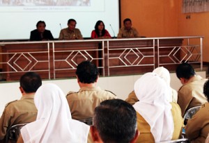 Sejumlah tenaga pendidik dan stake holder Kab. Ciamis saat mengiktui sosialisasi program USAID PRIORITAS, Selasa di lingkungan Kampus SMAN 2 Ciamis. Foto : Eli Suherli/HR.