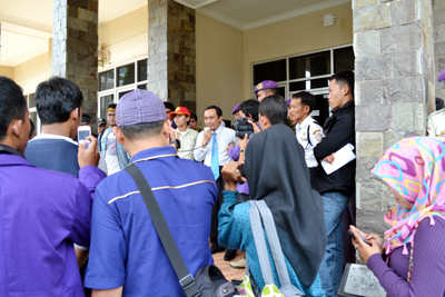 Mahasiswa Unigal saat menggelar aksi, terkait soal kasus traffiking yang menyeret nama kampus. Foto :  Dian Sholeh Wardiana/HR.