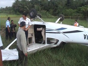 Tim gabungan investigasi dari KNKT Jakarta dan Otoritas Bandara Soekarno Hatta, Sabtu (4/5). melakukan pemeriksaan terhadap bangkai pesawat latih jenis Cessna 172 yang mengalami kecelakaan, di Bandara Nusawiru Kecamatan Cijulang, Kabupaten Pangandaran, Jum'at (3/4).