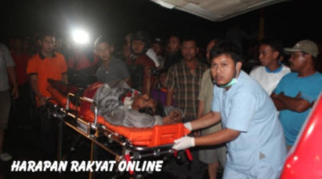 Sopir truk kontener saat akan dilarikan ke RS Al Arif Barebeg Ciamis untuk mendapat pertolongan medis. Sang sopir truk ini mengalami luka serius dan patah tulang di dua kakinya akibat tergencet dashbord truk. Foto: Heri Herdianto/HR
