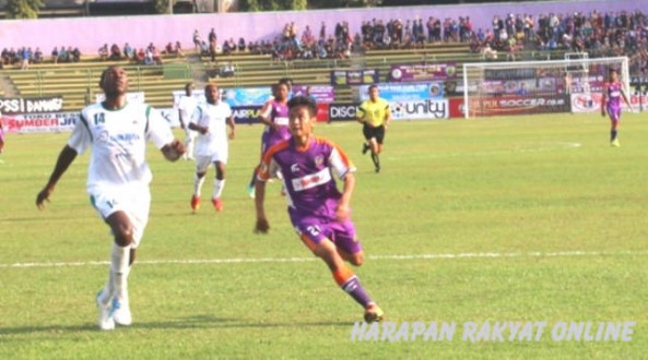 PSGC Ciamis saat melawan Persiwa Wemena, pada lanjutan babak 8 besar Divisi Utama (DU) Liga Indonesia Grup N, di Stadion Galuh Ciamis, Sabtu (04/10/2014) sore. Foto: Eli Suherli/HR 