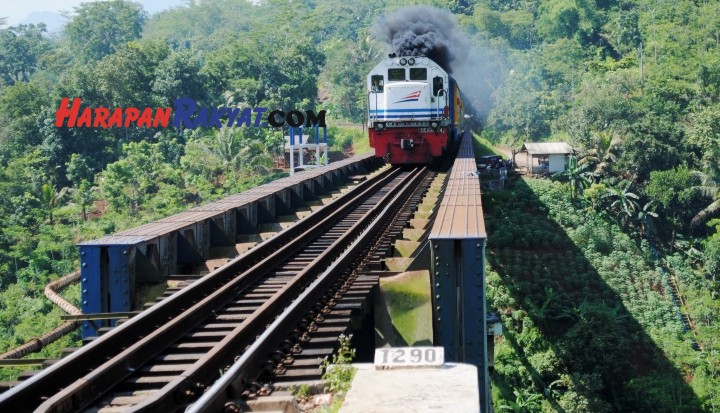 Kereta Api di Jembatan Cirahong atau tepatnya di perbatasan Kecamatan Ciamis, Kabupaten Ciamis dengan Kecamatan Manonjaya, Kabupaten Tasikmalaya. Foto: Suherman/DS