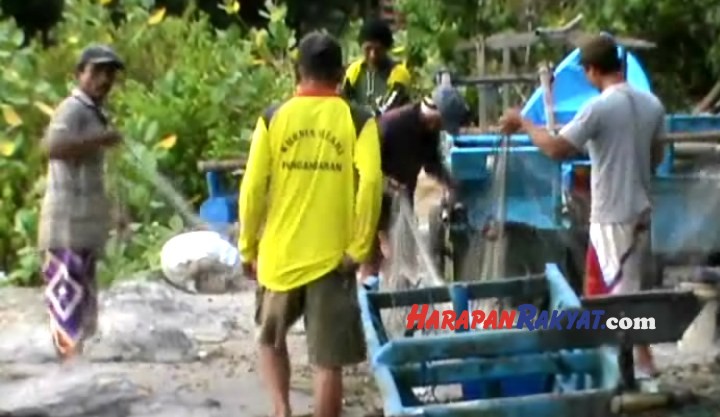 Sejumlah nelayan memilih memperbaiki jaring dan perahunya di saat cuaca buruk masih melanda perairan laut Pangandaran. Foto: Entang SR/HR