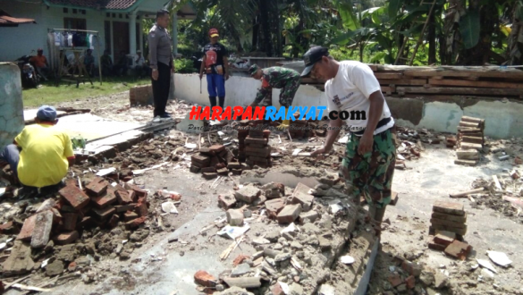 Diguyur Hujan Deras Rumah Ambruk Di Kertahayu Ciamis