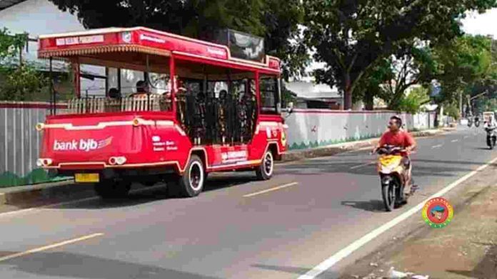 Mobil wisata marlin saat beroperasi