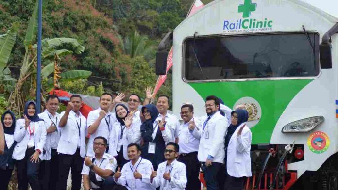 Para dokter saat berada di depan Rail Clinic