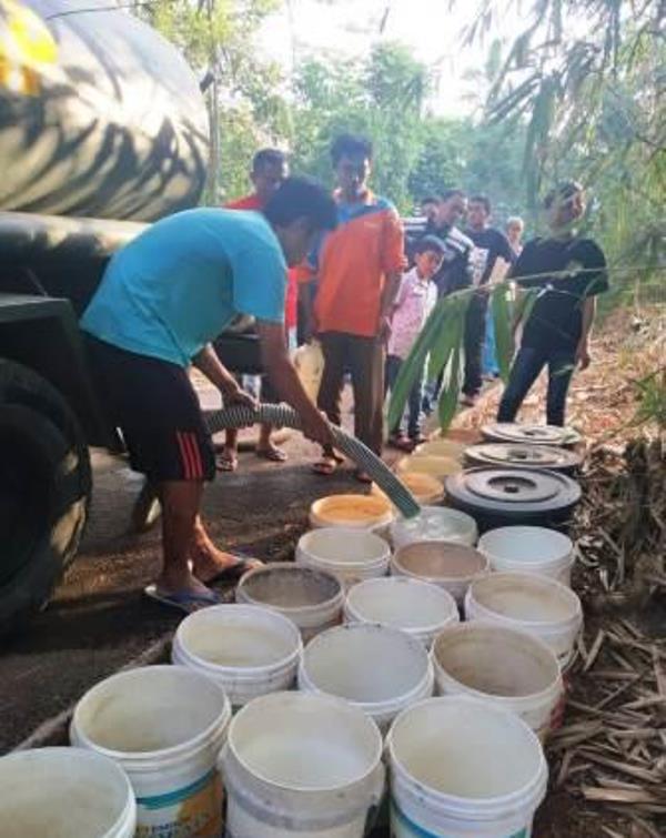 PMBP Distribusikan Air Bersih Bagi Warga Bojongkantong Banjar (2)