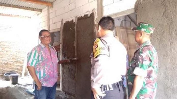 Pemdes Banjarsari Ciamis Bantu Bangun Rumah Mak Otih