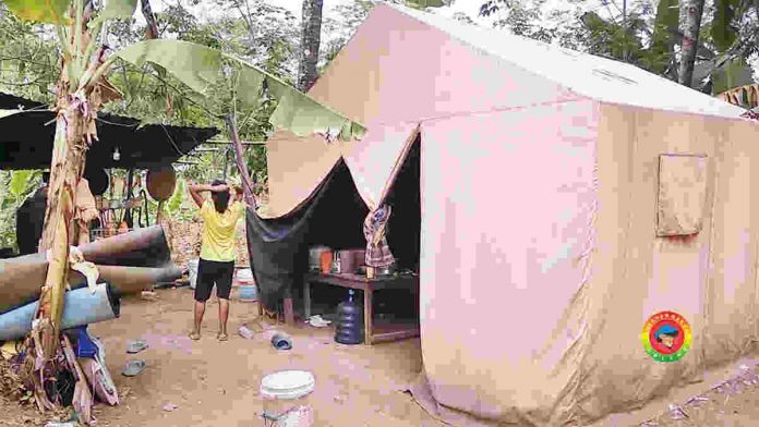 Keluarga Tinggal di Tenda