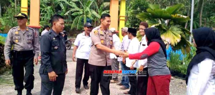 Dalam kunjungannya ke desa pelaksana Pilkades serentak 2019 ini, Kapolres Ciamis didampingi Kapolsek Kalipucang, Danramil, serta Camat Kalipucang, Kabupaten Pangandaran