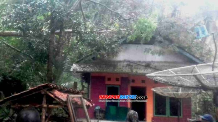 Lagi, rumah warga tertimpa pohon tumbang saat hujan deras disertai angin kencang yang terjadi pada Kamis (14/11/2019) sore tadi, di sejumlah wilayah Kabupaten Pangandaran.