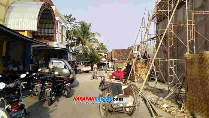 Lokasi pembangunan TPS (Tempat Pembuangan Sampah) di area Pasar Muktisari, Kecamatan Langensari, Kota Banjar, Jawa Barat, diprotes warga pasar.