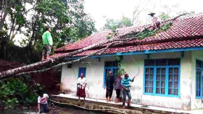 8 Rumah di Panjalu Ciamis Rusak Akibat Angin Kencang