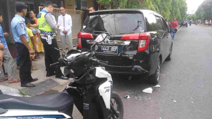 Di Banjar, Pemotor Tabrak Mobil yang Sedang Terparkir