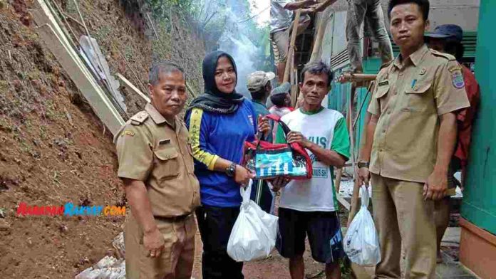 Korban Rumah Tertimpa Pohon