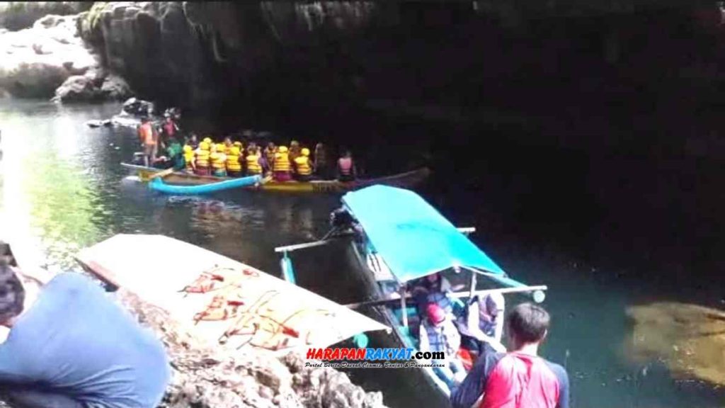 Pengunjung obyek wisata Green Canyon di Kecamatan Cijulang, Kabupaten Pangandaran, Foto: Entang SR/HR.