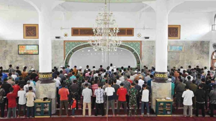 Ratusan Warga Kota Banjar Ikuti Sholat Gerhana Matahari