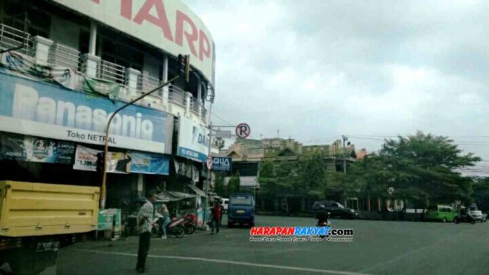 Masih beroperasinya terminal bayangan di Ciamis, tepatnya di jalan perempatan Pasar Manis, disesalkan sejumlah kalangan.