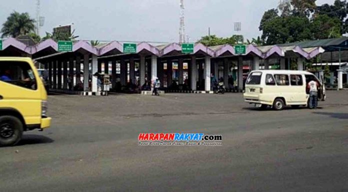 Terminal bayangan masih kerap beroperasi di jalan perempatan Pasar Manis Ciamis, Jawa Barat, dan dikeluhkan oleh sejumlah kalangan.