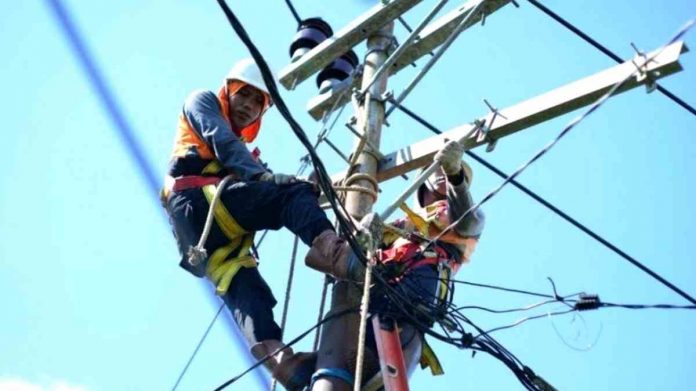 PLN ULP Ciamis menyiapkan 7 tim untuk mengantisipasi dan menangani adanya gangguan jaringan listrik akibat hujan angin yang saat ini sering terjadi di wilayah Kabupaten Ciamis,