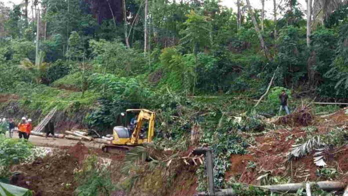 Alat Berat Diturunkan Untuk Evakuasi Longsor Tebing di Lumbung Ciamis