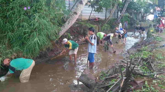 Cegah Banjir, Warga Rancah Ciamis Bersihkan Sungai Cisalak