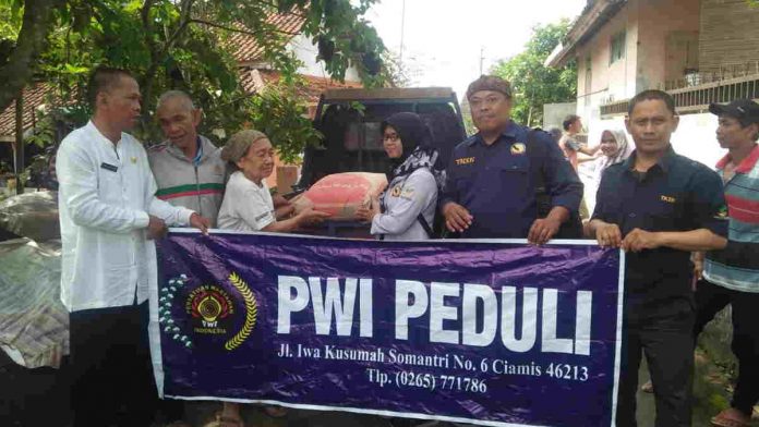 Forum TKSK dan PWI Peduli Ciamis Sumbang Semen untuk Perbaikan Rutilahu