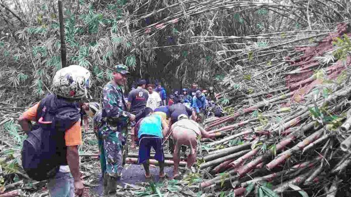 Longsor di Jalan Raya Cimaragas-Cidolog Ciamis Sempat Hambat Arus Lalin