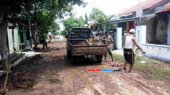 Longsoran tanah dari Gunung Babakan di Kota Banjar, Jawa Barat, menutupi jalan di komplek Perumahan Azzahra, RT. 7, RW. 3, Desa Raharja, Kecamatan Purwaharja, Kota Banjar.