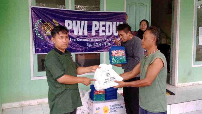 PWI Peduli Kabupaten Ciamis Bantu Korban Angin Puting Beliung