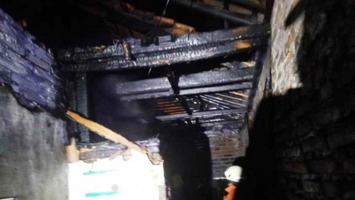 Sebuah rumah hangus terbakar saat ditinggal pemiliknya membeli obat, Selasa (14/01/2020), sekitar pukul 21.00 WIB.