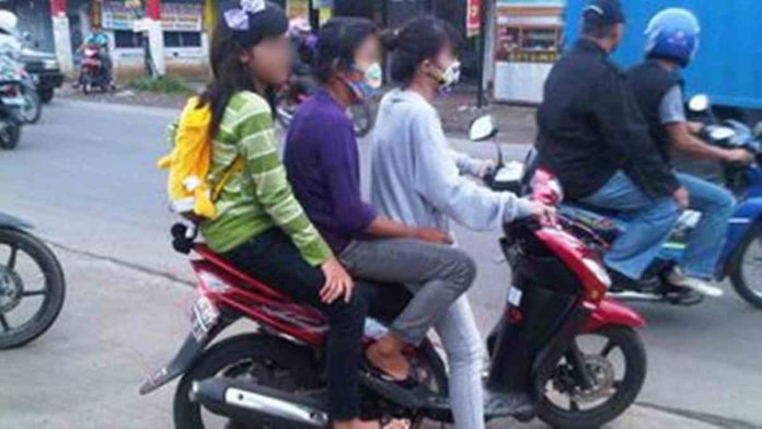 bonceng dua penumpang di motor