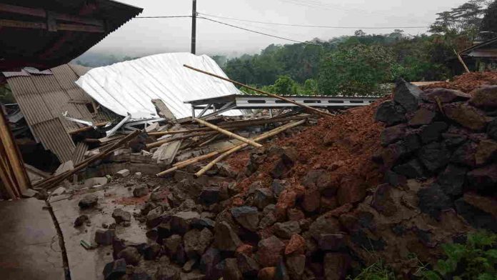 Diterjang Banjir, Pasar Desa Ciakar Ciamis Ambruk