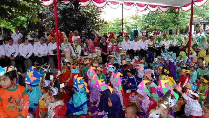 Istri Gubernur Jabar Ajak Anak PAUD di Pangandaran Gemar Baca dan Makan Ikan