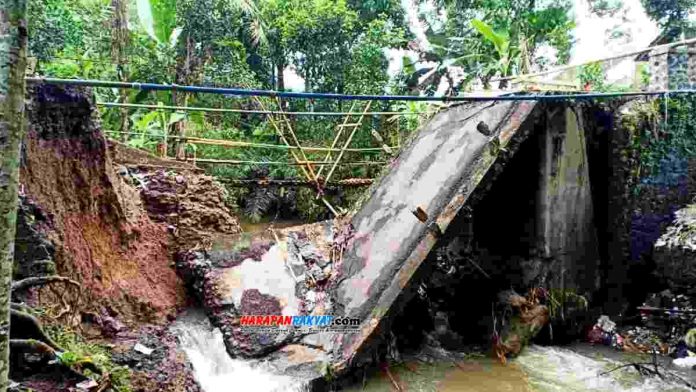 Jembatan penghubung tiga desa yang berada di Dusun Lenggorsaro, Desa Gunungcupu, Kecamatan Sindangkasih, Kabupaten Ciamis,